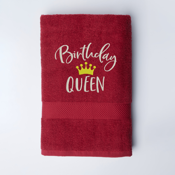 Raudonos spalvos siuvinėtas rankšluostis Birthday queen
