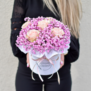 Gėlės moterims rožinių gubojų ir rausvų rožių dėžutė