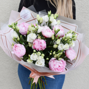 Rožinės rožės ir eustomos puokštėje gimtadienio gėlės